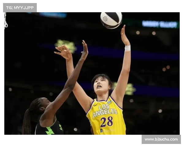 火花队更衣室赛后沉默气氛紧张 汉比25分8篮板数据板被摔墙角